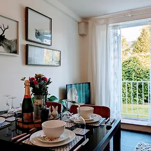 Apartment Retreat, Free Private Parking, Sleeps Up To 4 Bath